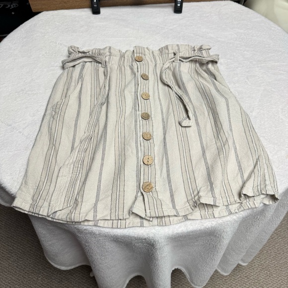 Daytrip size large Cream Mini Skirt with Tie Front for Casual Resort Wear - Picture 2 of 7